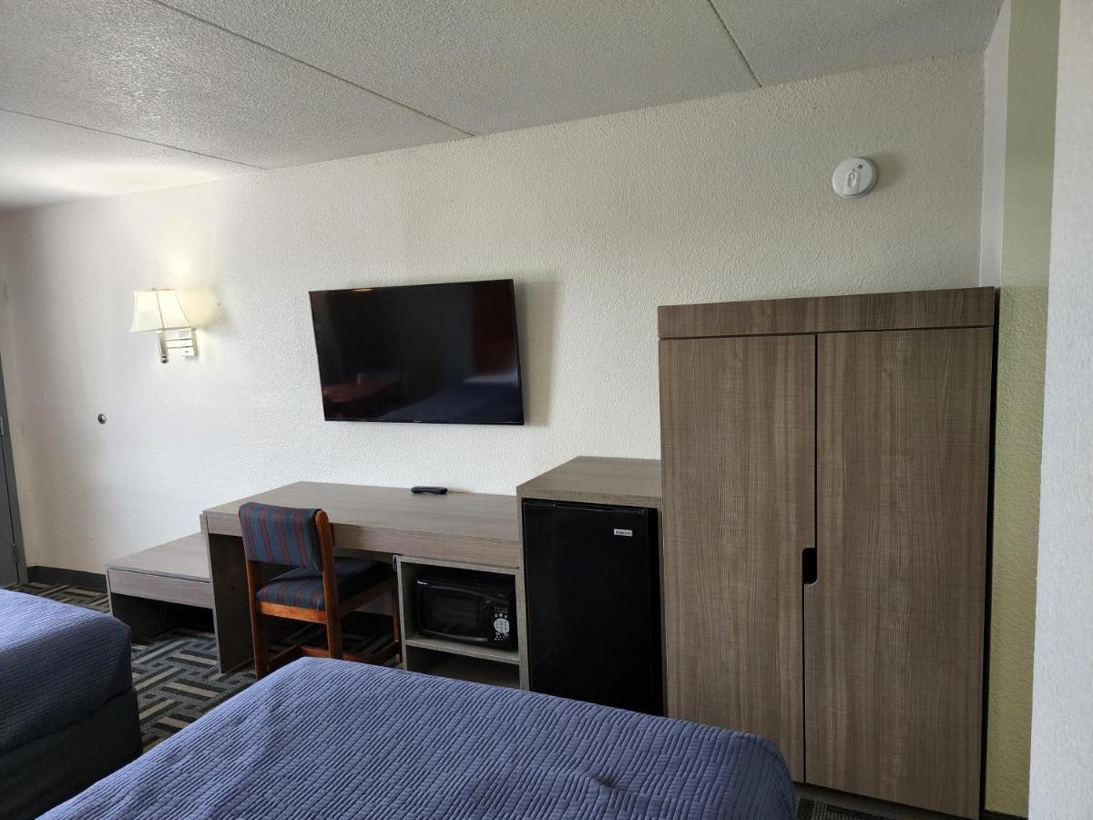 Drakes Creek Inn - Formerly The Relax Inn ヘンダーソンビル エクステリア 写真