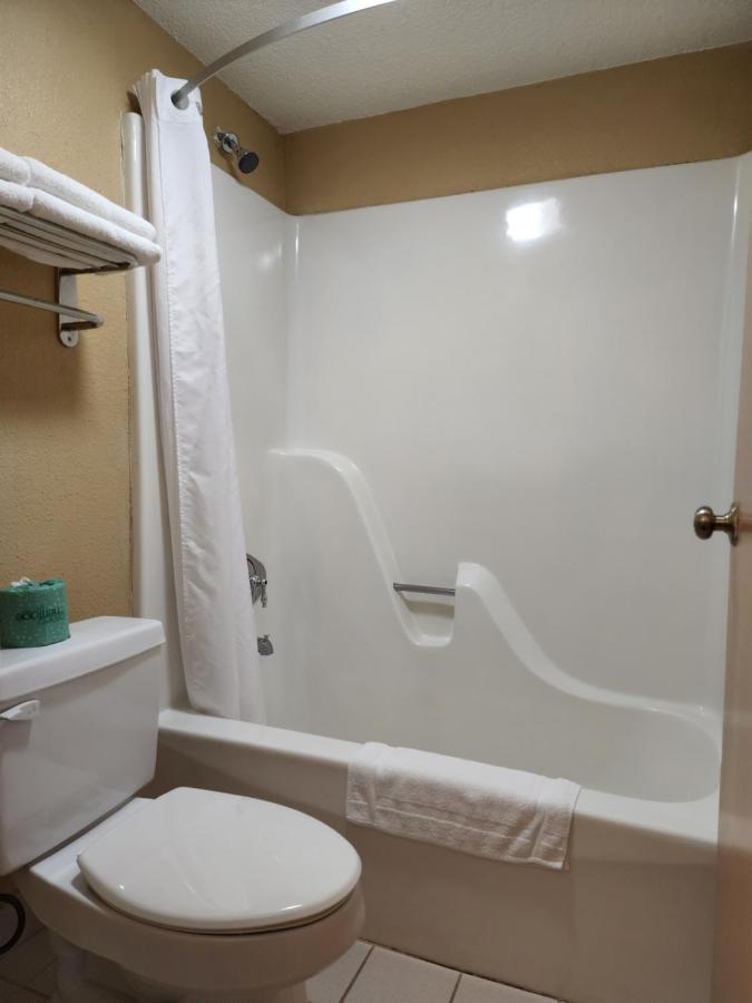 Drakes Creek Inn - Formerly The Relax Inn ヘンダーソンビル エクステリア 写真