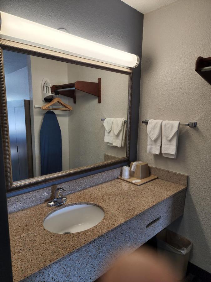 Drakes Creek Inn - Formerly The Relax Inn ヘンダーソンビル エクステリア 写真