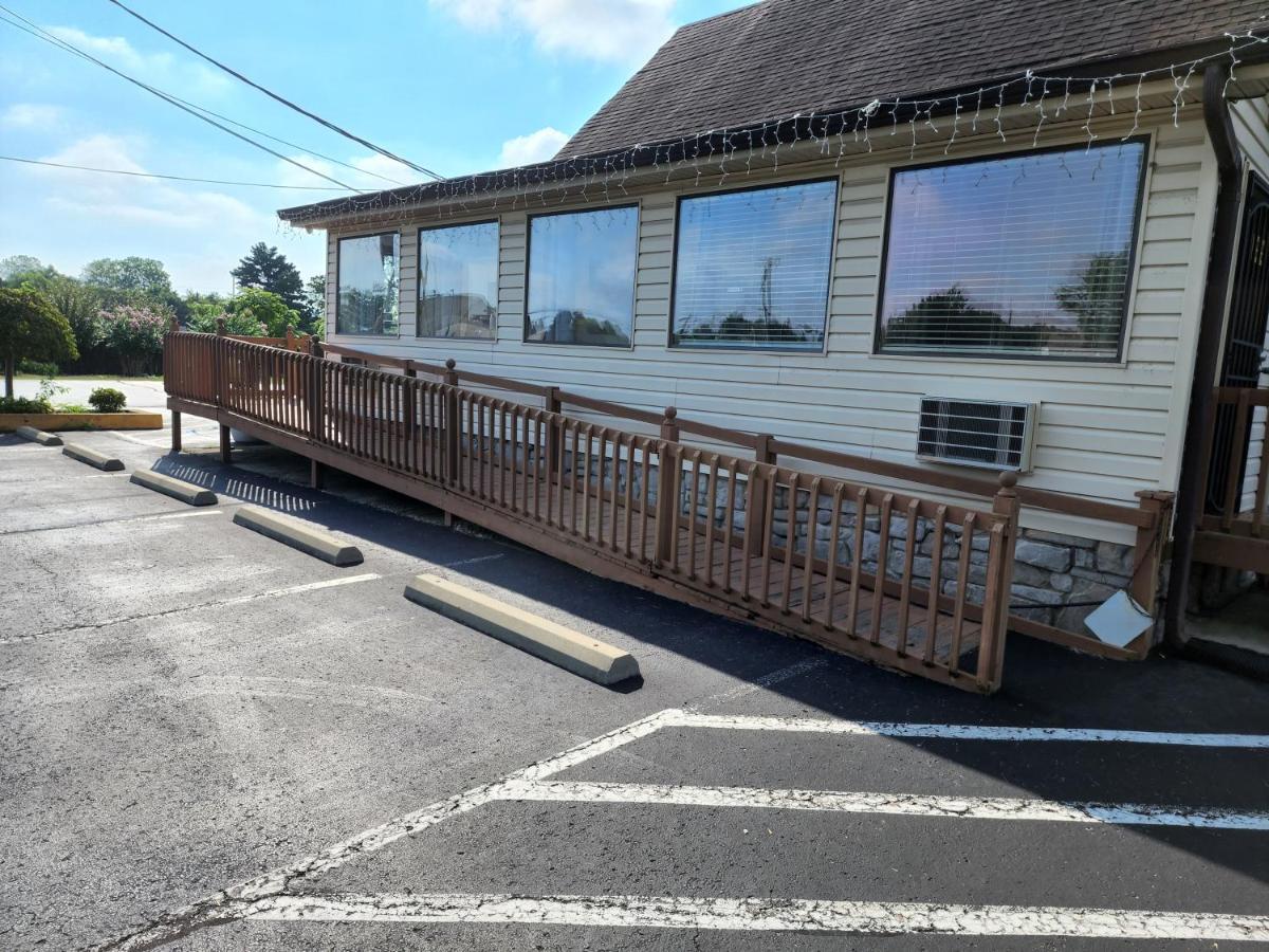 Drakes Creek Inn - Formerly The Relax Inn ヘンダーソンビル エクステリア 写真