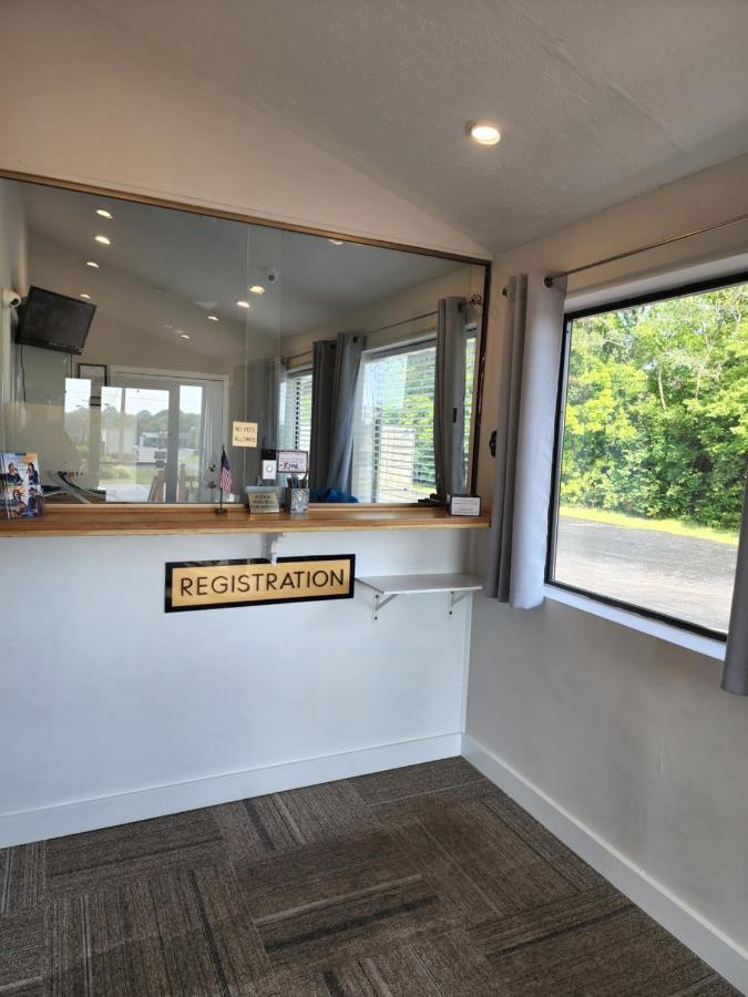 Drakes Creek Inn - Formerly The Relax Inn ヘンダーソンビル エクステリア 写真