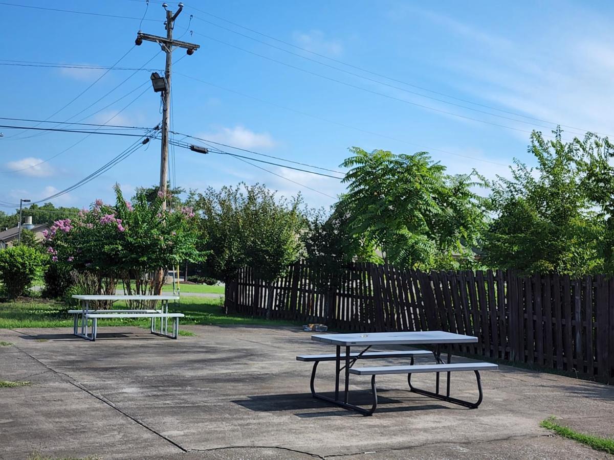 Drakes Creek Inn - Formerly The Relax Inn ヘンダーソンビル エクステリア 写真