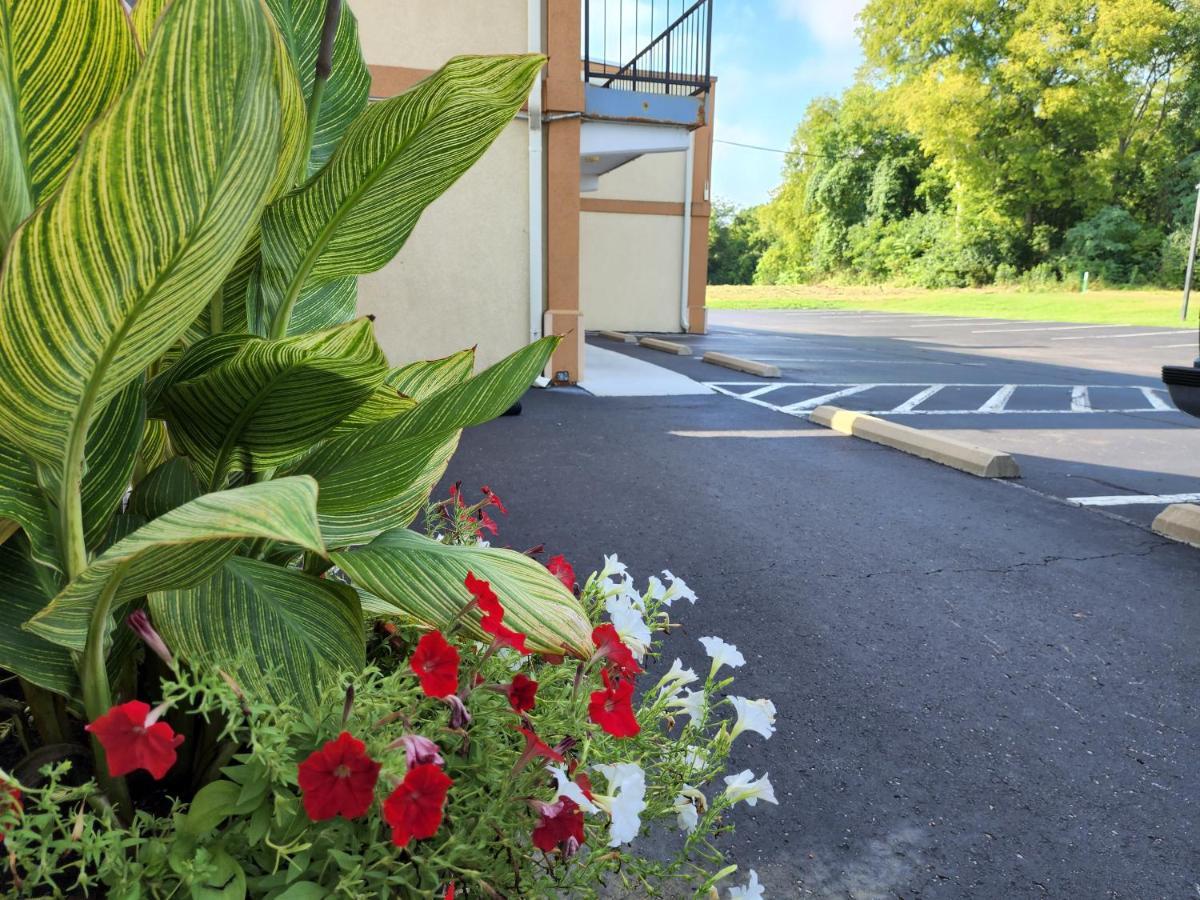Drakes Creek Inn - Formerly The Relax Inn ヘンダーソンビル エクステリア 写真