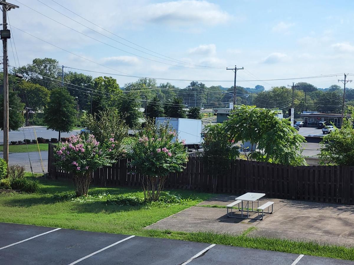 Drakes Creek Inn - Formerly The Relax Inn ヘンダーソンビル エクステリア 写真