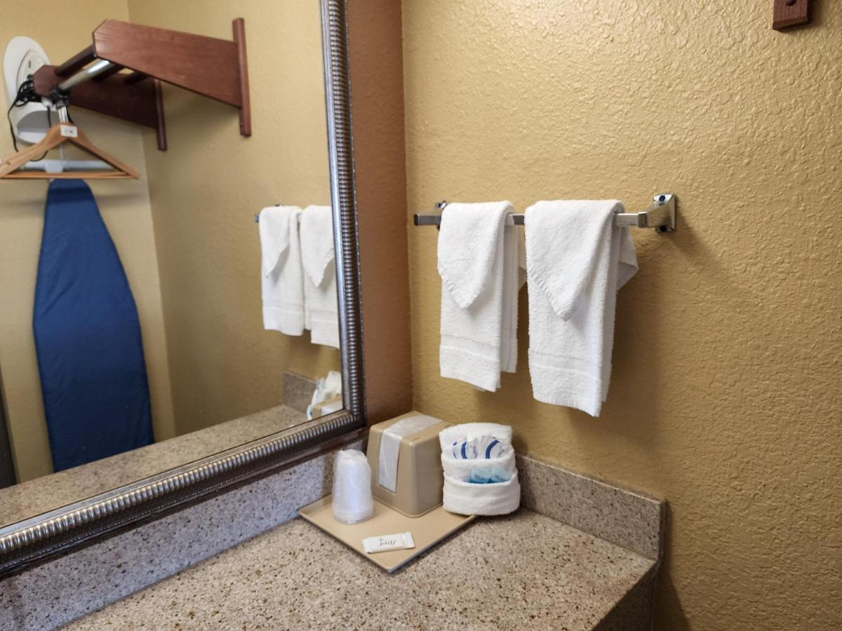 Drakes Creek Inn - Formerly The Relax Inn ヘンダーソンビル エクステリア 写真