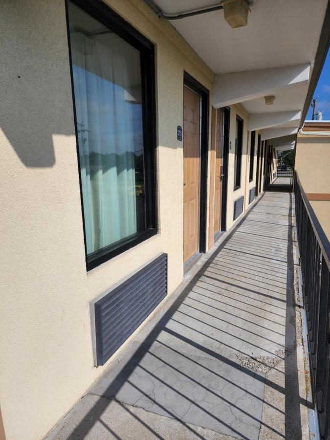 Drakes Creek Inn - Formerly The Relax Inn ヘンダーソンビル エクステリア 写真