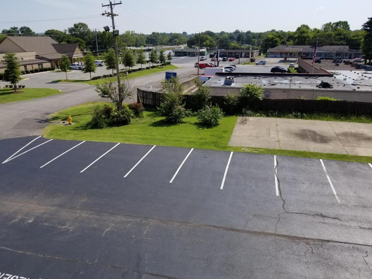 Drakes Creek Inn - Formerly The Relax Inn ヘンダーソンビル エクステリア 写真