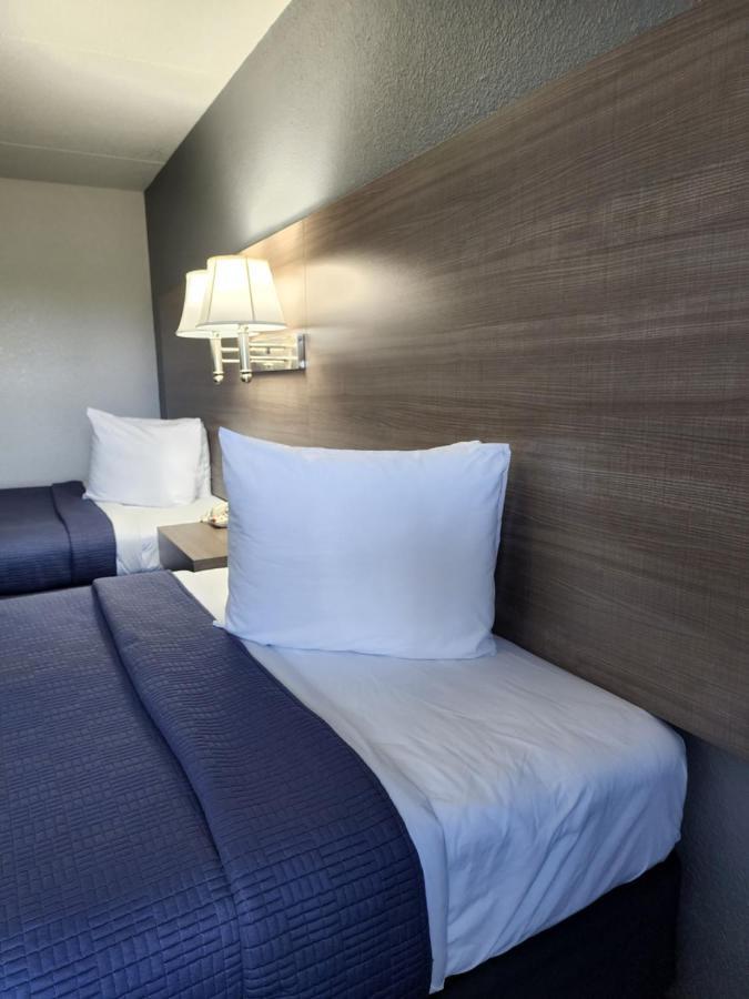 Drakes Creek Inn - Formerly The Relax Inn ヘンダーソンビル エクステリア 写真