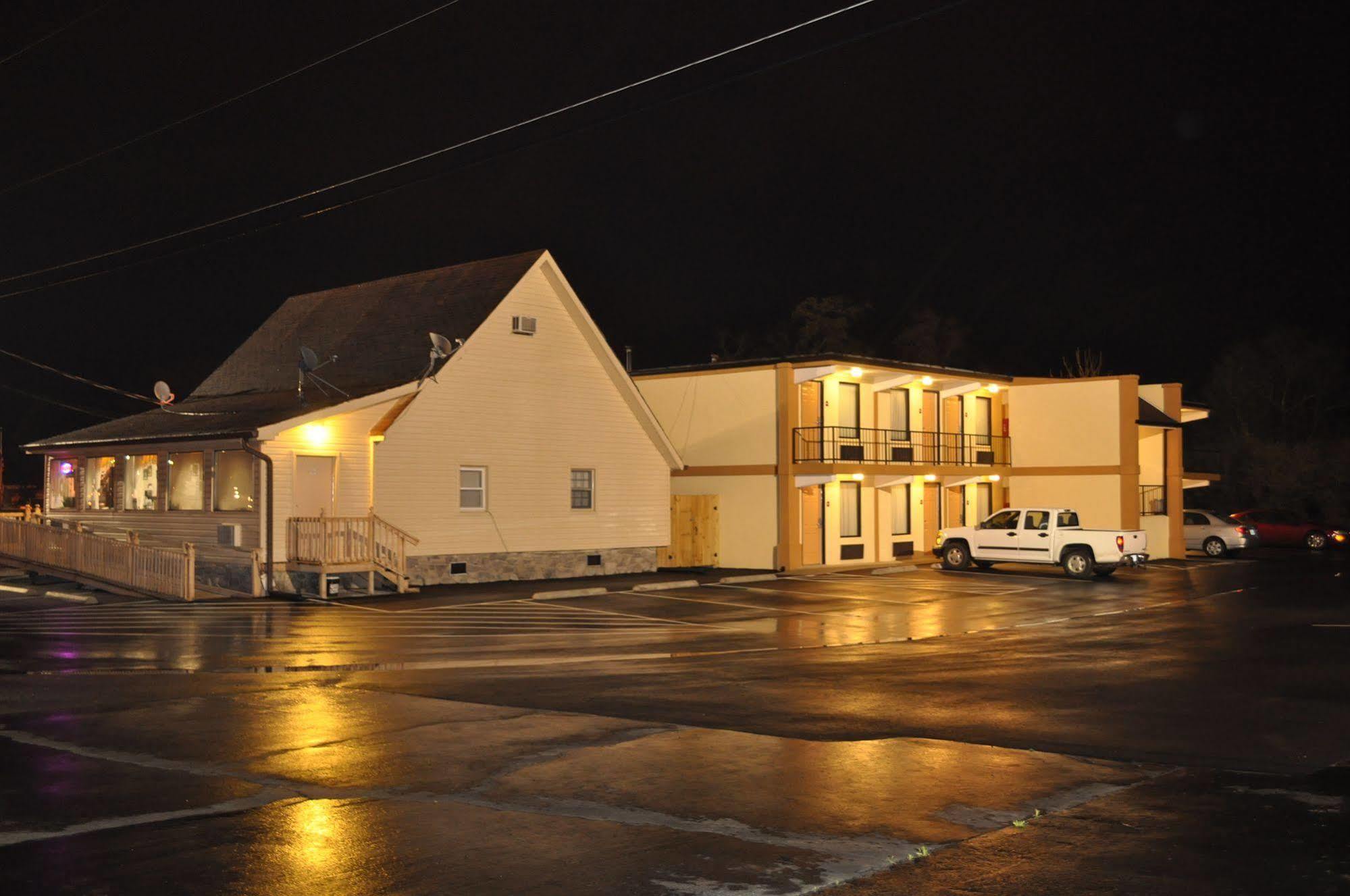 Drakes Creek Inn - Formerly The Relax Inn ヘンダーソンビル エクステリア 写真