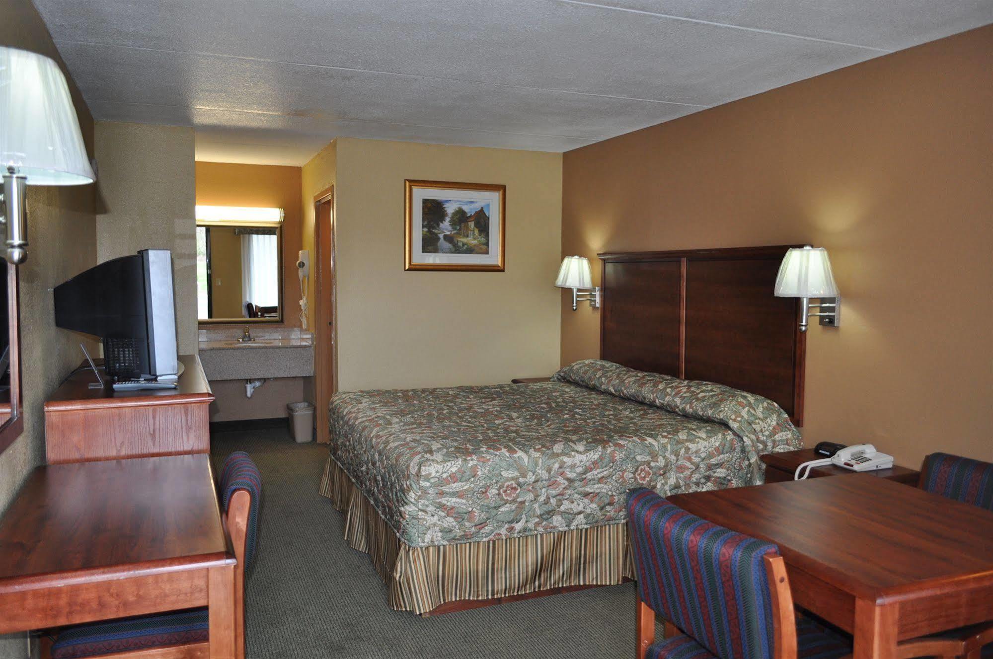 Drakes Creek Inn - Formerly The Relax Inn ヘンダーソンビル エクステリア 写真